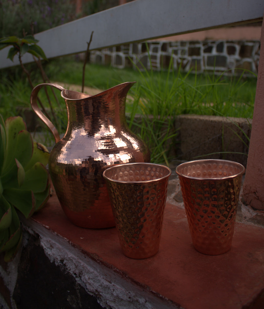 Set jarra positano martillado liso con vasos de cobre pulido