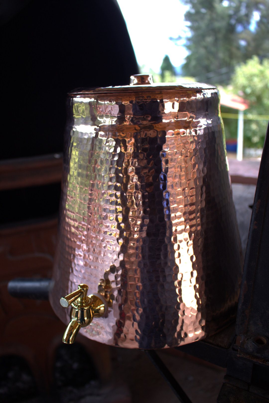 Dispensador de agua martillado de cobre pulido